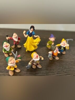 DISNEY - SNOW WHITE AND THE SEVEN DWARFS- VINTAGE FIGURINES